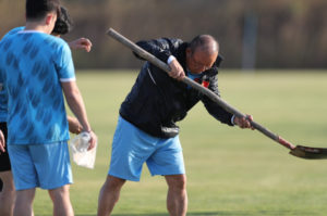 thay-park-va-tro-ly-gap-su-co-bat-ngo-tren-san-tap-o-lao