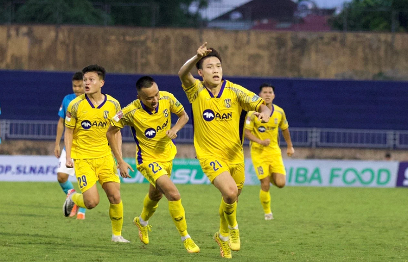 slna-hoi-sinh-nho-thay-tuong-doi-van-tu-tin-cuoc-ne-tran-play-off