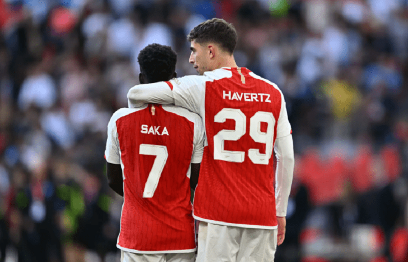 bukayo-saka-len-tieng-bao-ve-kai-havertz-truoc-lan-song-chi-trich-cua-nhm