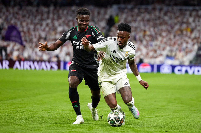 sut-hong-pen-bukayo-saka