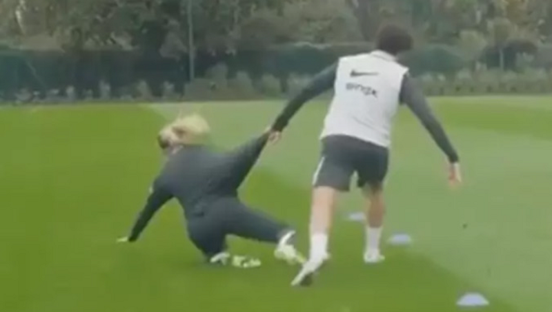 diego-costa-gay-bao-khi-huc-nga-cuu-sao-doi-nu-trong-buoi-tap-huyen-thoai-chelsea