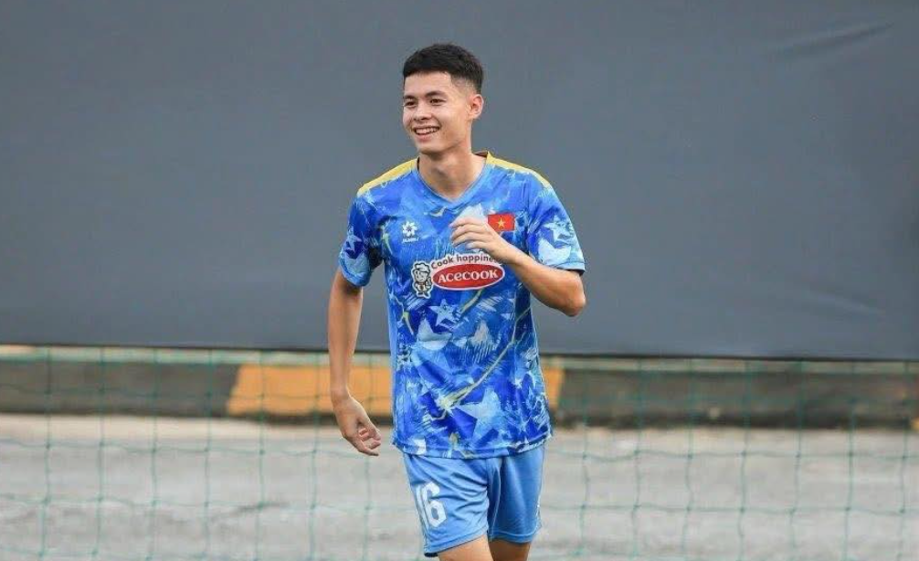 viet-kieu-nga-vadim-nguyen-xuc-dong-khi-duoc-khoac-ao-u23-viet-nam