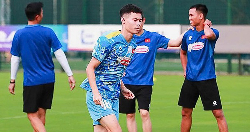 viet-kieu-nga-vadim-nguyen-xuc-dong-khi-duoc-khoac-ao-u23-viet