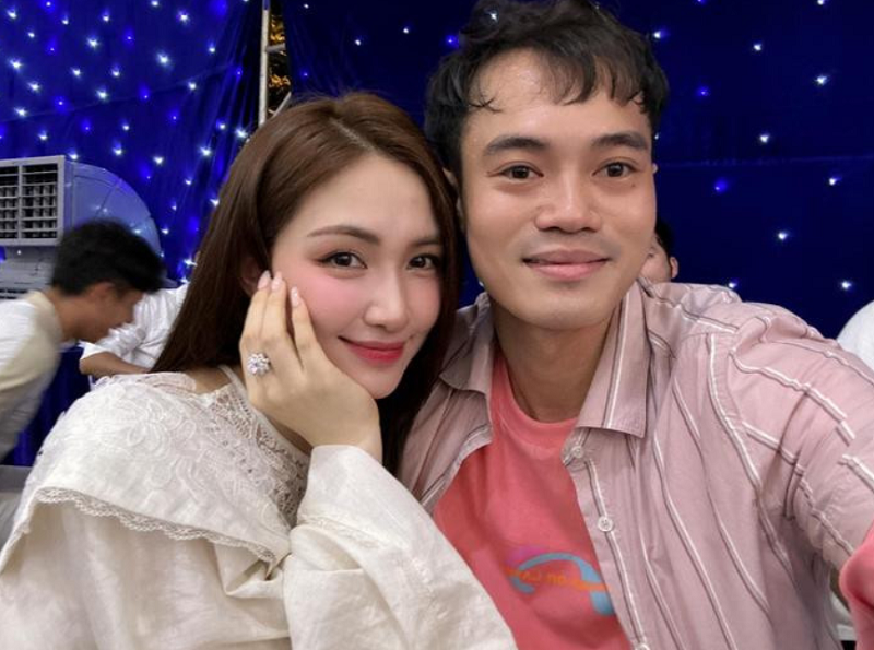 hoa-minzy-dua-chuyen-cuoi-van-toan-lien-doi-no-khien-fan-bat-cuoi