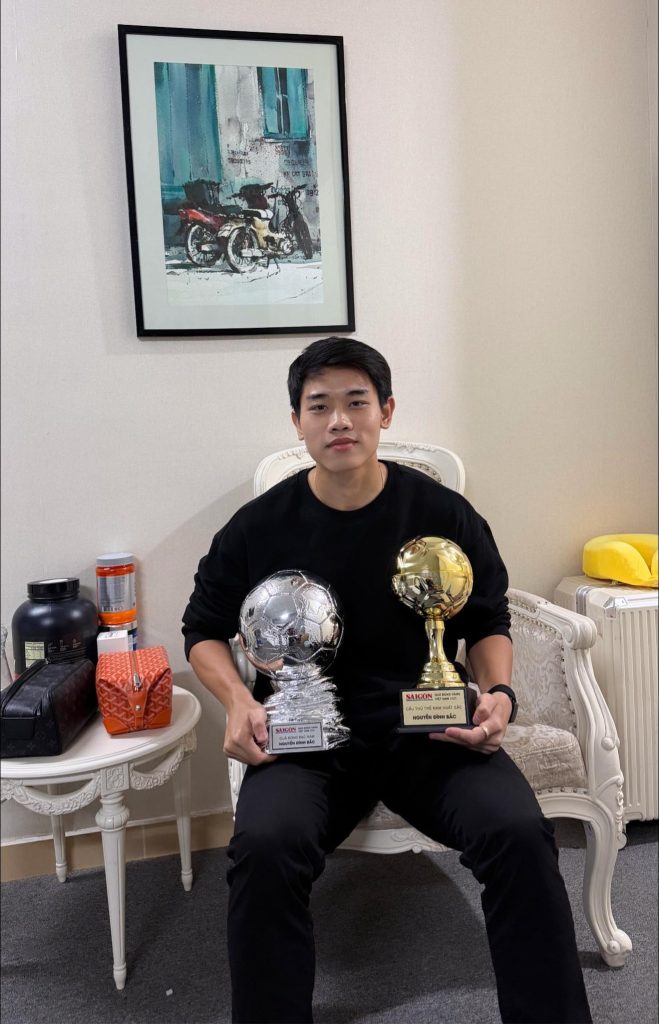 Đình Bắc cùng hai danh hiệu "Quả bóng bạc nam 2025" và "Cầu thủ trẻ nam xuất sắc 2025"