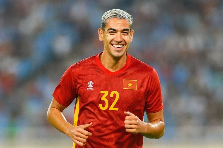 Đỗ Phi Long sở hữu chiều cao 1m95 và là phương án không chiến đáng gờm ở hàng thủ.